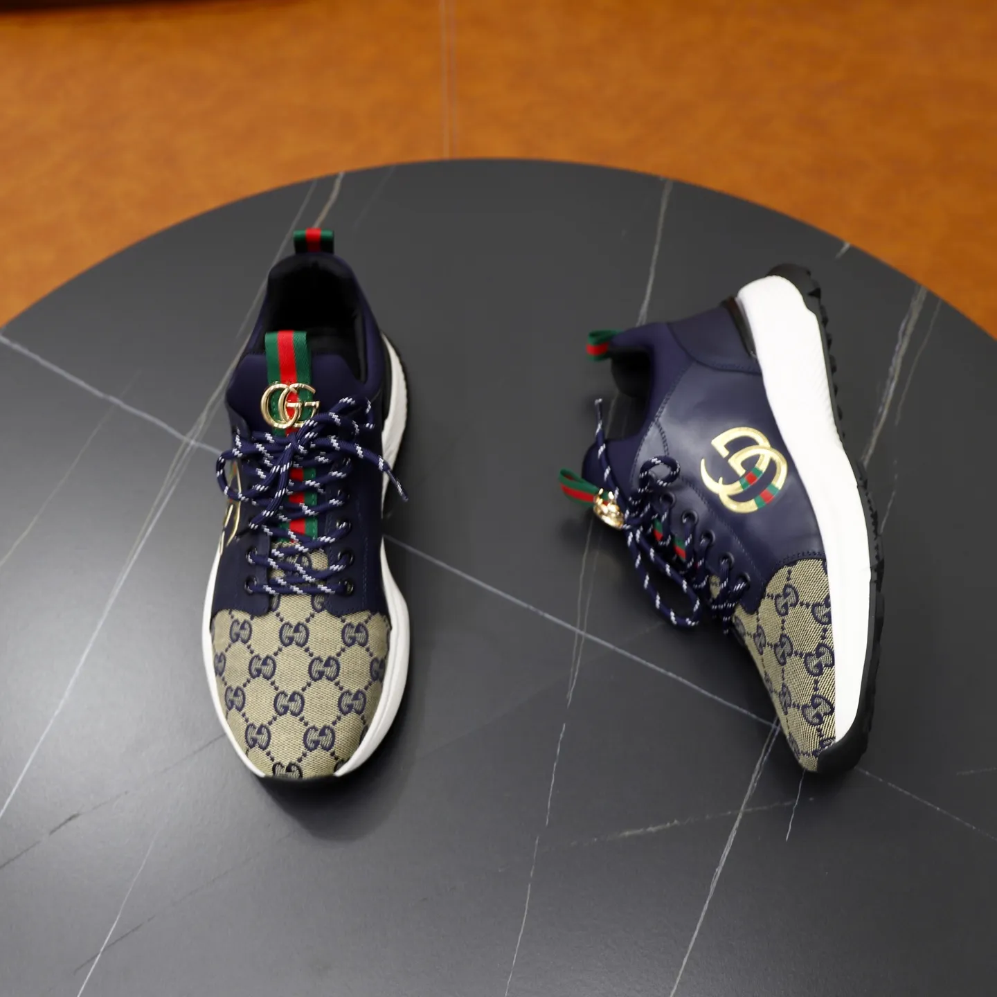 Ex-factory price: 462💰🙅‍♂️🙅‍♂️🙅‍♂️ Brand: GUCCI Standard code: 38-44 (45 customized) Grade: Same as the official website Material: Original material splicing Comfortable and breathable lining Lightweight and wear-resistant sports outsole Style category: Men's fashionable casual shoes Running sneakers Distinguished luxury brand elements Top luxury Color: actual picture color